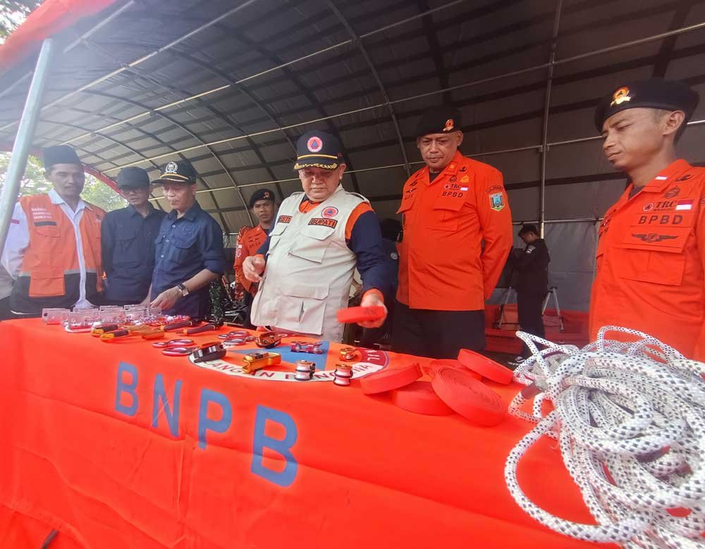 Menjelang puncak musim hujan, sejumlah wilayah di Kabupaten Semarang seperti Banyubiru, Getasan, Sumowono, dan Suruh ditetapkan sebagai daerah rawan bencana. Bupati Ngesti Nugraha mengimbau warga meningkatkan kewaspadaan. Pemkab bersama BPBD, TNI, Polri, dan Basarnas menyiagakan personel serta perlengkapan tanggap darurat.