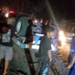 Kecelakaan beruntun terjadi di Jalan Lingkar Selatan Salatiga, Rabu malam (1/10/2025), saat truk kontainer dari Solo ke Semarang diduga rem blong dan menabrak dua motor. Empat orang terluka lalu dilarikan ke RSUD Salatiga. Polisi mengevakuasi truk dengan crane dan mengatur lalu lintas agar kondusif.