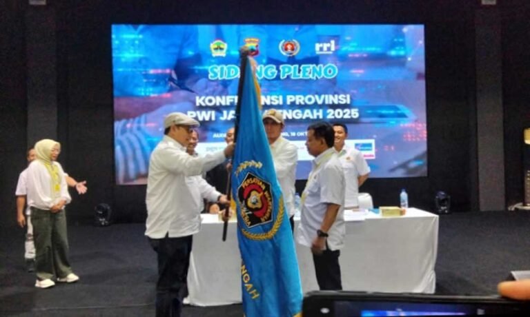 Setiawan Hendra Kelana atau Iwan SM terpilih secara aklamasi sebagai Ketua PWI Jawa Tengah periode 2025–2030 dalam Konferprov PWI Jateng, Sabtu (18/10/2025). Pemilihan berlangsung dihadiri 277 pemilik suara. Iwan berkomitmen meningkatkan kompetensi wartawan di era AI dan memperkuat sinergi dengan kampus serta publik