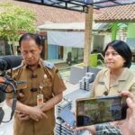 Dinas Pendidikan Kota Salatiga menelusuri dugaan keracunan yang menimpa 192 siswa SMPN 8 setelah mengonsumsi Makan Bergizi Gratis (MBG) pada Jumat (3/10/2025). Kepala Dinas Muh. Nasiruddin berkoordinasi dengan Dinas Kesehatan untuk memastikan penyebabnya melalui pemeriksaan sampel makanan dan pengawasan distribusi MBG.
