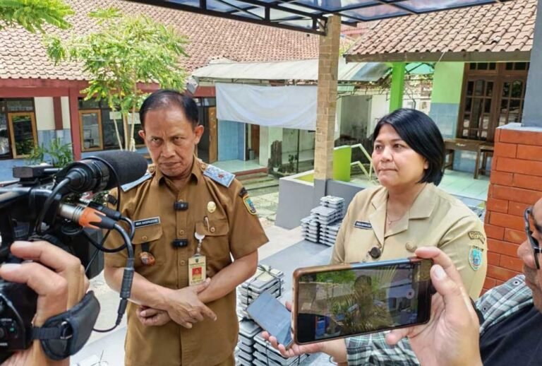 Dinas Pendidikan Kota Salatiga menelusuri dugaan keracunan yang menimpa 192 siswa SMPN 8 setelah mengonsumsi Makan Bergizi Gratis (MBG) pada Jumat (3/10/2025). Kepala Dinas Muh. Nasiruddin berkoordinasi dengan Dinas Kesehatan untuk memastikan penyebabnya melalui pemeriksaan sampel makanan dan pengawasan distribusi MBG.