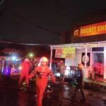 Kebakaran melanda gerai Rocket Chicken di Jalan Imam Bonjol, Sidorejo Lor, Kota Salatiga pada Kamis (30/10/2025) malam. Insiden dipicu kebocoran gas saat karyawan menggoreng ayam. Damkar Salatiga bersama BPBD dan Polsek Sidorejo berhasil memadamkan api tanpa korban jiwa, meski kerugian ditaksir mencapai ratusan juta rupiah.