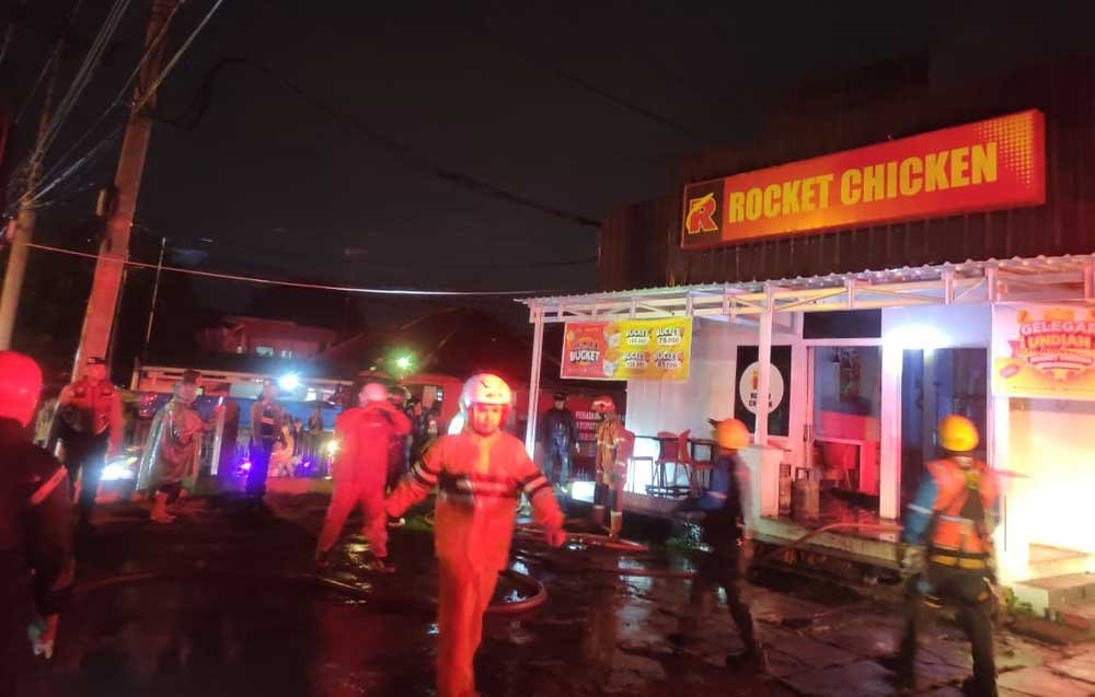 Kebakaran melanda gerai Rocket Chicken di Jalan Imam Bonjol, Sidorejo Lor, Kota Salatiga pada Kamis (30/10/2025) malam. Insiden dipicu kebocoran gas saat karyawan menggoreng ayam. Damkar Salatiga bersama BPBD dan Polsek Sidorejo berhasil memadamkan api tanpa korban jiwa, meski kerugian ditaksir mencapai ratusan juta rupiah.