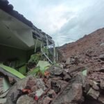 Talud setinggi enam meter di area belakang gedung DLH Kabupaten Semarang roboh pada Kamis (23/10/2025) di Lingkungan Gembongan, Karangjati, Bergas. Peristiwa terjadi akibat hujan deras yang mengguyur wilayah tersebut. Material talud menimpa bangunan dan motor pegawai, sementara penanganan dilakukan oleh pihak terkait.