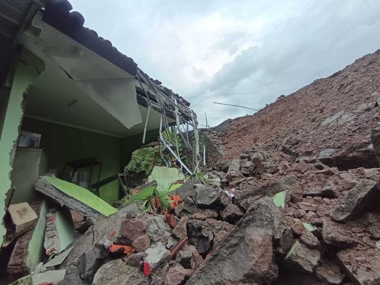 Talud setinggi enam meter di area belakang gedung DLH Kabupaten Semarang roboh pada Kamis (23/10/2025) di Lingkungan Gembongan, Karangjati, Bergas. Peristiwa terjadi akibat hujan deras yang mengguyur wilayah tersebut. Material talud menimpa bangunan dan motor pegawai, sementara penanganan dilakukan oleh pihak terkait.