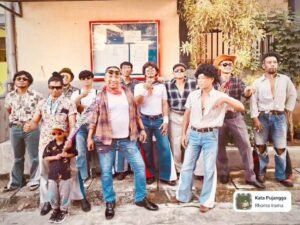 Kirab Budaya Merti Dusun Gedanganak 2025 di Kecamatan Ungaran Timur, Kabupaten Semarang, pada Minggu, 12 Oktober 2025, menampilkan aksi unik warga RT 04 RW 01 dengan kostum jadul era 80-an. Ide ini muncul untuk menghadirkan nuansa nostalgia dan keceriaan melalui busana serta musik lawas dalam tradisi tahunan desa.