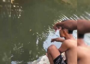 Seorang siswa MTs Negeri Salatiga berinisial AZ (13) ditemukan meninggal dunia usai tenggelam di bendungan Padas Plorot, Desa Klero, Tengaran, Kabupaten Semarang, Jumat (10/10/2025) sore. Korban diduga tak bisa berenang saat bermain air bersama teman-temannya. Warga dan petugas berupaya menolong, namun nyawanya tak tertolong.