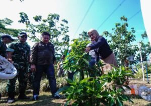 Pemkot Salatiga meluncurkan Kampung Percontohan Biopori di Perumahan Taman Mutiara, Kelurahan Tingkir Tengah, Kecamatan Tingkir, pada Senin, 13 Oktober 2025. Program ini digagas untuk mewujudkan Kota Biopori dan mengurangi sampah organik. Warga membuat 240 lubang biopori secara swadaya dengan pendampingan pemerintah dan Kodim 0714/Salatiga.