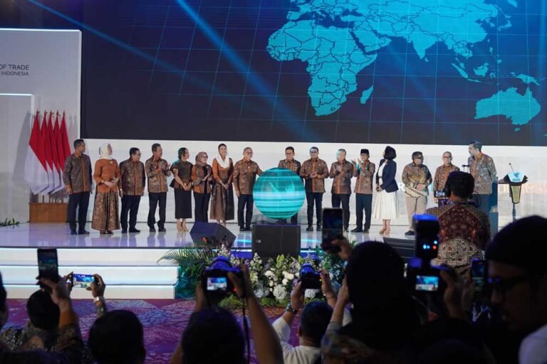 Trade Expo Indonesia (TEI) ke-40 resmi dibuka oleh Menteri Perdagangan Budi Santoso bersama Menko Pangan Zulkifli Hasan di ICE BSD City, Kabupaten Tangerang, Rabu (15/10/2025). Pameran bertema “Discover Indonesia’s Excellence” ini digelar untuk memperkuat daya saing global Indonesia dengan target transaksi USD 16,5 miliar melalui berbagai kegiatan bisnis dan promosi ekspor.