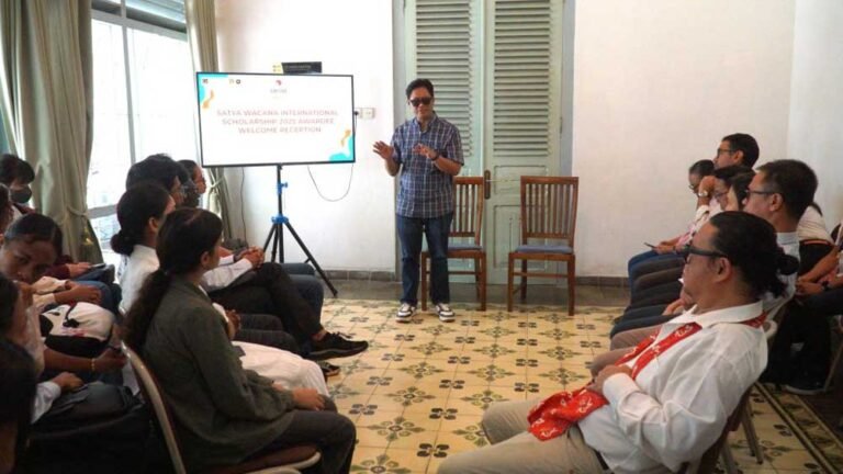 Universitas Kristen Satya Wacana (UKSW) Salatiga menyambut 14 mahasiswa dari enam negara dalam acara SWIS 2025 Awardee Welcome Reception. Acara digelar sebagai langkah internasionalisasi kampus, Jumat (3/10/2025). Program beasiswa ini menegaskan komitmen UKSW membangun pendidikan global berbasis keberagaman dengan dukungan penuh sivitas akademika.
