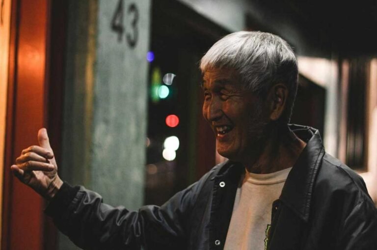 Rasika memberikan panduan bagi masyarakat untuk tetap menjalani masa tua dengan sehat dan bahagia. Artikel ini membahas pentingnya menjaga kesehatan fisik dan mental, tetap bersosialisasi, menekuni hobi positif, serta memperkuat ibadah sebagai kunci menghadapi pertambahan usia dengan penuh rasa syukur dan semangat hidup.
