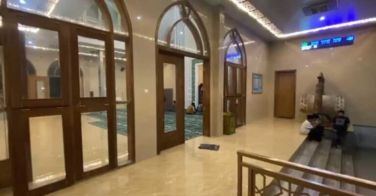 Warga Dusun Jetak, Desa Duren, Bandungan, Kabupaten Semarang, mengaku tidak mengetahui kericuhan di Masjid Baiturrohim seperti dalam video viral pada Selasa (28/10/2025). Kepala Desa Trismiwati menyebut kondisi masjid aman. Polres Semarang di bawah AKBP Ratna Quratul Ainy kini menyelidiki asal video dan penyebarnya.