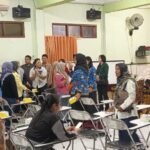 Puluhan wali murid SDN Ungaran 01 mendesak penghentian sementara program makan bergizi gratis setelah kasus dugaan keracunan pada siswa. Rapat internal sekolah bersama komite dan paguyuban wali murid digelar Rabu (1/10/2025) di aula sekolah. Mereka menuntut evaluasi total, perbaikan penyedia pangan, hingga menunggu hasil uji laboratorium.
