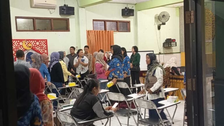 Puluhan wali murid SDN Ungaran 01 mendesak penghentian sementara program makan bergizi gratis setelah kasus dugaan keracunan pada siswa. Rapat internal sekolah bersama komite dan paguyuban wali murid digelar Rabu (1/10/2025) di aula sekolah. Mereka menuntut evaluasi total, perbaikan penyedia pangan, hingga menunggu hasil uji laboratorium.
