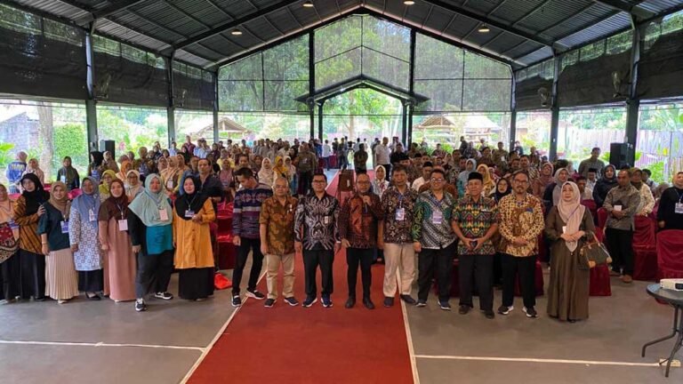 KAHMI Kabupaten Semarang meluncurkan portal pengaduan program Makan Bergizi Gratis (MBG) di Banyumili Tuntang, Minggu (19/10/2025). Inisiatif ini dipimpin Nafis Munandar bekerja sama dengan DPR RI Muh Haris dan BGN untuk memantau kualitas MBG. Portal lapor.kawalmbg.org memungkinkan masyarakat melapor jika ada pelanggaran distribusi MBG.