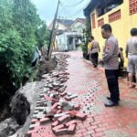 Tebing di Perumahan Cluster Mangunsari Asri ambrol setelah hujan deras pada Sabtu, memutus akses utama bagi 13 rumah. Petugas kepolisian, BPBD, dan Perkim melakukan penanganan darurat dengan pemasangan terpal serta bronjong. Warga membuat akses sementara melalui kebun untuk memastikan mobilitas tetap berjalan.
