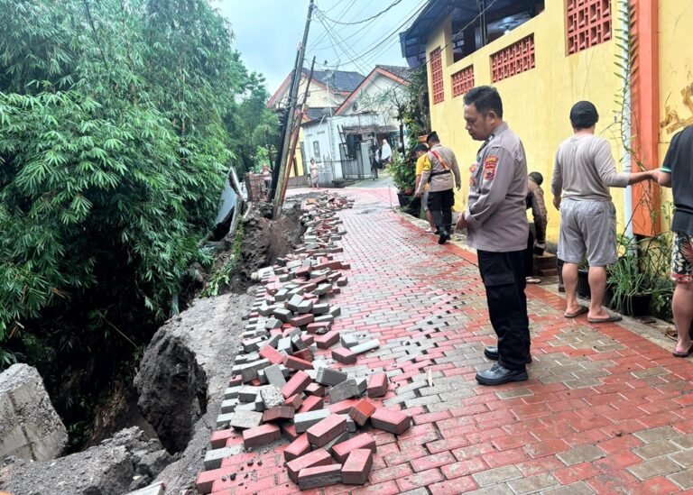 Tebing di Perumahan Cluster Mangunsari Asri ambrol setelah hujan deras pada Sabtu, memutus akses utama bagi 13 rumah. Petugas kepolisian, BPBD, dan Perkim melakukan penanganan darurat dengan pemasangan terpal serta bronjong. Warga membuat akses sementara melalui kebun untuk memastikan mobilitas tetap berjalan.