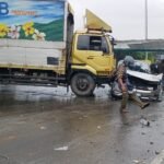 Kecelakaan karambol melibatkan lima kendaraan terjadi di Exit Tol Bawen, Senin (17/11/2025), ketika truk Hino yang dikemudikan Utep Hidayat mengalami rem blong di turunan. Truk menabrak empat kendaraan dan melintang di jalan. Dua orang luka ringan, sementara polisi mengevakuasi kendaraan dan menyelidiki penyebab pasti.