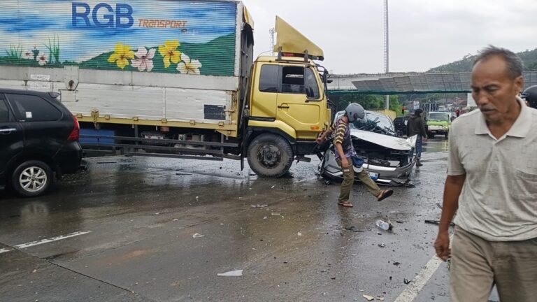 Kecelakaan karambol melibatkan lima kendaraan terjadi di Exit Tol Bawen, Senin (17/11/2025), ketika truk Hino yang dikemudikan Utep Hidayat mengalami rem blong di turunan. Truk menabrak empat kendaraan dan melintang di jalan. Dua orang luka ringan, sementara polisi mengevakuasi kendaraan dan menyelidiki penyebab pasti.