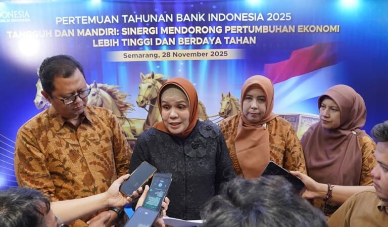 Bank Indonesia Jawa Tengah menegaskan penguatan stabilitas ekonomi daerah melalui pengendalian inflasi, digitalisasi pembayaran, dan pengembangan UMKM di Jawa Tengah. Komitmen tersebut disampaikan dalam Pertemuan Tahunan Bank Indonesia, sejalan dengan arahan presiden serta didukung koordinasi aktif pemerintah daerah dan kebijakan nasional BI.