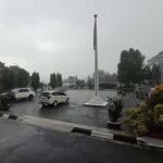 BMKG Semarang mengingatkan masyarakat untuk tetap waspada terhadap potensi cuaca ekstrem di Jawa Tengah pada awal November 2025. Meski hujan sempat menurun, curah hujan diprediksi meningkat kembali. BPBD Kabupaten Semarang telah menyiagakan personel dan peralatan di wilayah rawan longsor, banjir, dan puting beliung.