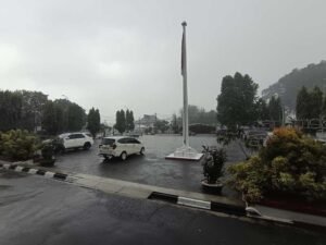 BMKG Semarang mengingatkan masyarakat untuk tetap waspada terhadap potensi cuaca ekstrem di Jawa Tengah pada awal November 2025. Meski hujan sempat menurun, curah hujan diprediksi meningkat kembali. BPBD Kabupaten Semarang telah menyiagakan personel dan peralatan di wilayah rawan longsor, banjir, dan puting beliung.