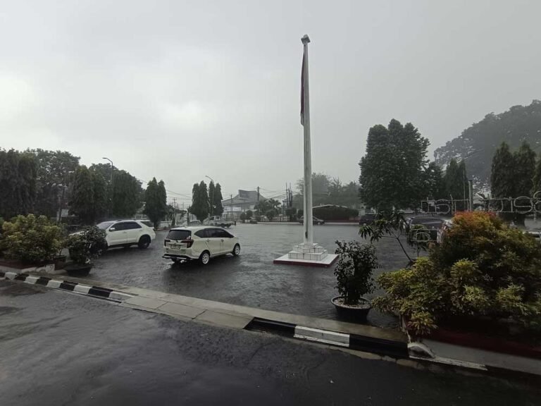 BMKG Semarang mengingatkan masyarakat untuk tetap waspada terhadap potensi cuaca ekstrem di Jawa Tengah pada awal November 2025. Meski hujan sempat menurun, curah hujan diprediksi meningkat kembali. BPBD Kabupaten Semarang telah menyiagakan personel dan peralatan di wilayah rawan longsor, banjir, dan puting beliung.