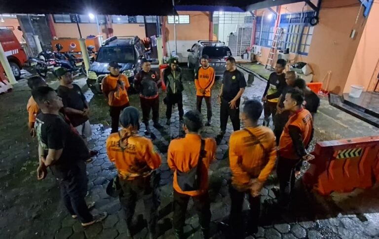 BPBD Kabupaten Semarang mengirim satu tim BKO berisi 12 personel ke Desa Cibeunying, Majenang, Cilacap, pada Jumat (14/11/2025) malam untuk membantu penanganan longsor. Pengiriman dilakukan setelah permintaan resmi BNPB dan BPBD Jateng. Tim berangkat dengan perlengkapan SAR untuk mempercepat pencarian di lokasi terdampak hujan deras.