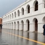 Ratusan warga mengunjungi Fort Willem I di Ambarawa pada Minggu (16/11/2025) untuk melihat hasil revitalisasi meski hujan turun. Revitalisasi dilakukan oleh TACB dengan menjaga keaslian bangunan abad ke-19. Pengunjung menikmati jalur ikonik yang kini rapi, sementara akses menuju benteng diperjelas bagi wisatawan.