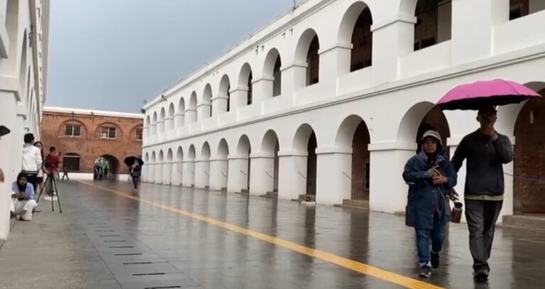 Ratusan warga mengunjungi Fort Willem I di Ambarawa pada Minggu (16/11/2025) untuk melihat hasil revitalisasi meski hujan turun. Revitalisasi dilakukan oleh TACB dengan menjaga keaslian bangunan abad ke-19. Pengunjung menikmati jalur ikonik yang kini rapi, sementara akses menuju benteng diperjelas bagi wisatawan.