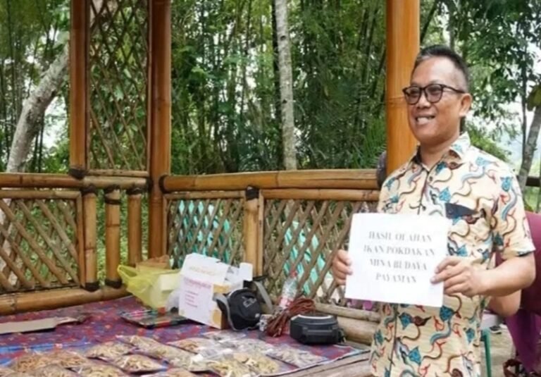 Produk kerupuk ikan “Salanila” dikembangkan Khamim, warga Payaman Salatiga, untuk memanfaatkan melimpahnya ikan nila dan lele di wilayah Tingkir. Ia menjelaskan pada November 2025 bahwa olahan ikan dibuat guna mengurangi limbah dan meningkatkan ekonomi warga melalui kemitraan Pokdarwis dan Pokdakan setempat.