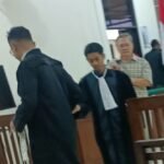 Pengadilan Negeri Salatiga menjatuhkan vonis 10 bulan penjara kepada Sutrisno Suryoputro, warga Salatiga, pada Selasa (11/11/2025) karena terbukti membuat laporan fitnah terhadap Ady Nugroho. Vonis dipimpin Hakim Yefri di Ruang Cakra PN Salatiga. Kasus ini menjadi peringatan penting agar masyarakat tidak sembarangan membuat laporan tanpa bukti.
