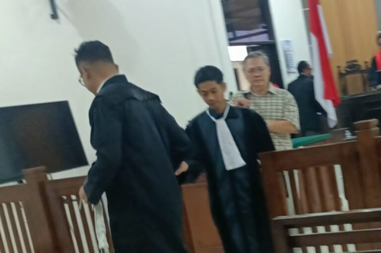 Pengadilan Negeri Salatiga menjatuhkan vonis 10 bulan penjara kepada Sutrisno Suryoputro, warga Salatiga, pada Selasa (11/11/2025) karena terbukti membuat laporan fitnah terhadap Ady Nugroho. Vonis dipimpin Hakim Yefri di Ruang Cakra PN Salatiga. Kasus ini menjadi peringatan penting agar masyarakat tidak sembarangan membuat laporan tanpa bukti.