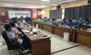 Puluhan anggota Gerakan Masyarakat Pekerja Ungaran menggelar audiensi dengan DPRD Kabupaten Semarang di Ungaran, Kamis (27/11/2025). Mereka meminta dukungan kenaikan UMK 2026 karena upah dinilai belum memenuhi kebutuhan hidup layak, dengan mendorong penetapan berdasarkan putusan MK, survei KHL, serta mempertimbangkan inflasi dan pertumbuhan ekonomi.