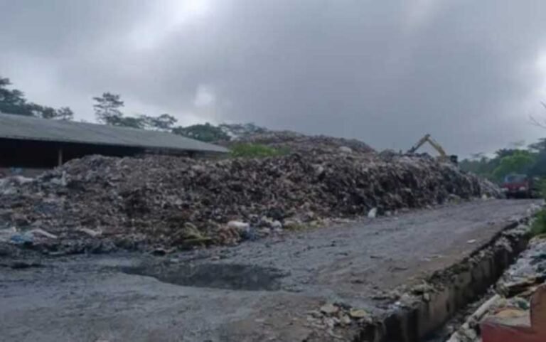 DPRD Kota Salatiga melalui Komisi C dan Pansus Sampah menyoroti persoalan TPA Ngronggo yang berpotensi overload dalam dua tahun. Ketua Komisi C Heri Subroto menegaskan langkah perbaikan dilakukan bersama Dinas LH dan DPU, termasuk pengendalian sampah dari hulu ke hilir serta penertiban industri tak berizin.