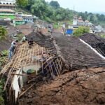 Hujan deras mengguyur Ungaran dan sekitarnya pada Rabu (5/11/2025) menyebabkan talud setinggi 8 meter longsor menimpa rumah Jas’an di Dusun Siroto, Nyatnyono, Ungaran Barat. Peristiwa terjadi akibat curah hujan tinggi. BPBD bersama warga mengevakuasi korban dan menyiapkan bantuan sosial kebencanaan.