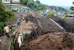 Hujan deras mengguyur Ungaran dan sekitarnya pada Rabu (5/11/2025) menyebabkan talud setinggi 8 meter longsor menimpa rumah Jas’an di Dusun Siroto, Nyatnyono, Ungaran Barat. Peristiwa terjadi akibat curah hujan tinggi. BPBD bersama warga mengevakuasi korban dan menyiapkan bantuan sosial kebencanaan.