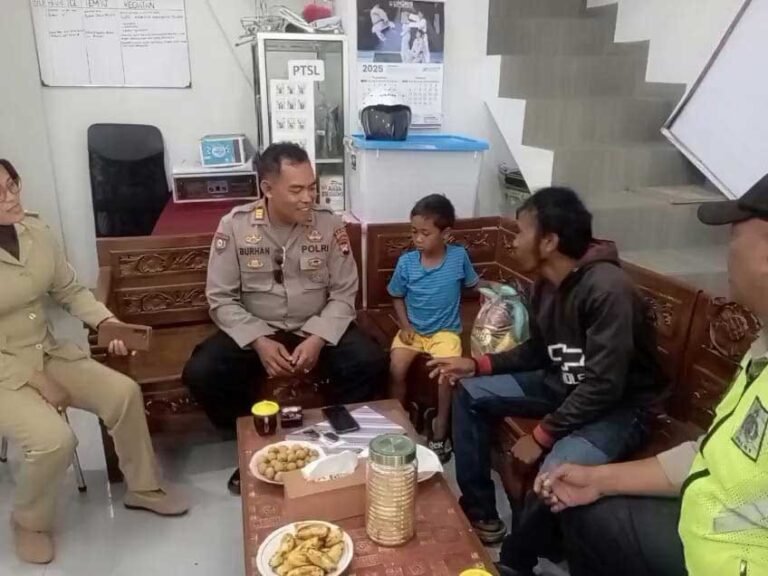 Seorang bocah bernama Ahmad Riski (7) ditemukan kebingungan di Kalirejo, Ungaran Timur, Senin (3/11/2025), setelah tersesat saat ingin kembali ke rumah kakeknya di Bergas, Kabupaten Semarang. Warga yang menemukan melapor ke Polsek Ungaran, yang kemudian menelusuri identitas anak dan mengantarkannya pulang dengan selamat.