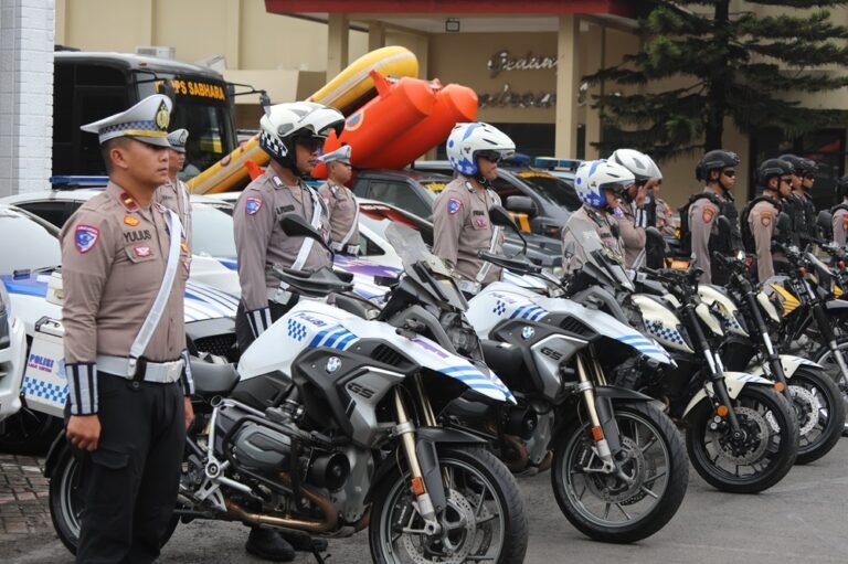 Polres Semarang menegaskan pencegahan fatalitas kecelakaan sebagai fokus Operasi Zebra Candi 2025. Berdasarkan data 552 kasus dan 100 korban meninggal, wilayah Tengaran, Tuntang, dan Bawen menjadi titik rawan. Polisi meningkatkan patroli, edukasi, dan koordinasi perbaikan jalan untuk menekan risiko kecelakaan.