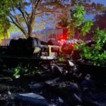 Kecelakaan maut terjadi di Jalan Lingkar Selatan (JLS) Salatiga, Selasa (12/11/2025) petang, saat truk kontainer Hino H-1849-CG yang dikemudikan Supardi terbalik dan terbakar akibat diduga rem blong. Peristiwa di depan Makam Simpang Empat Aulia ini menewaskan sopir di lokasi, dan kini masih diselidiki Satlantas Polres Salatiga.