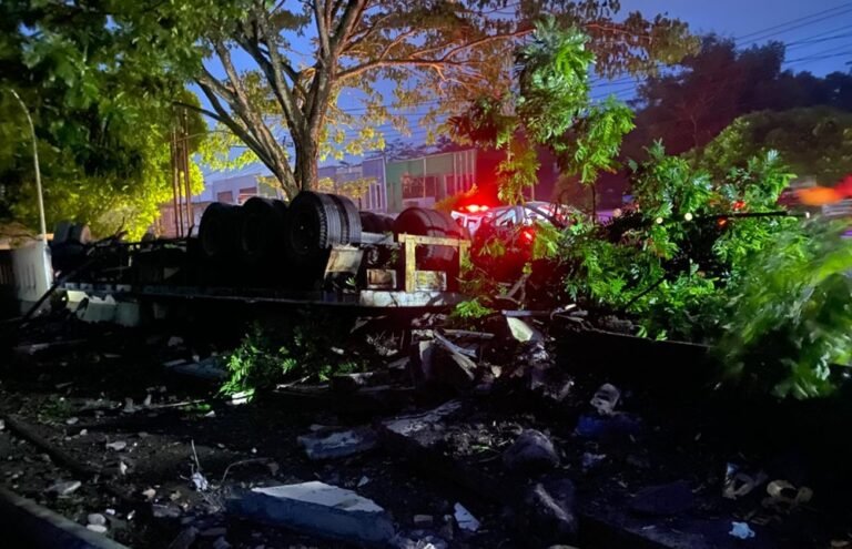 Kecelakaan maut terjadi di Jalan Lingkar Selatan (JLS) Salatiga, Selasa (12/11/2025) petang, saat truk kontainer Hino H-1849-CG yang dikemudikan Supardi terbalik dan terbakar akibat diduga rem blong. Peristiwa di depan Makam Simpang Empat Aulia ini menewaskan sopir di lokasi, dan kini masih diselidiki Satlantas Polres Salatiga.