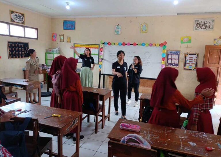 Untuk mencegah kekerasan di sekolah, Kepala SDN Tegalrejo 01 Tengaran, Veronika Lindawati, menggandeng PEARL Salatiga menggelar Gerakan Bersama Cegah Kekerasan pada Selasa (4/11/2025). Kegiatan ini diikuti 12 siswa kelas 6 dan disertai edukasi pendidikan seks sejak dini guna meningkatkan kesadaran dan karakter siswa.
