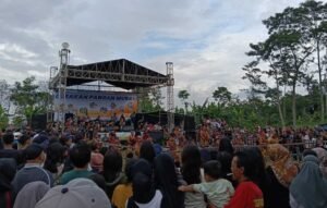 Dinas Pangan dan Pertanian Kota Salatiga bersama Kelurahan Noborejo menggelar Gerakan Pangan Murah dan Gerakan Masyarakat Hidup Sehat di Lapangan Brajan, Sabtu (8/11/2025). Kegiatan yang mencatat transaksi Rp52,5 juta ini bertujuan memperkuat ekonomi lokal, menjaga stabilitas pangan, dan meningkatkan kesehatan war