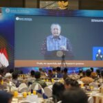 Gubernur Bank Indonesia memaparkan capaian stabilitas makroekonomi dan penguatan sistem pembayaran digital pada PTBI 2025. Presiden Prabowo Subianto mengapresiasi kinerja tersebut dan meminta dukungan bagi sektor riil. Di Jawa Tengah, BI dan pemprov menjaga inflasi melalui sinergi TPID, digitalisasi perdagangan, serta penguatan distribusi pangan.