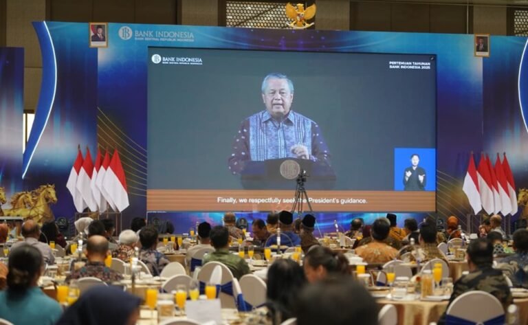 Gubernur Bank Indonesia memaparkan capaian stabilitas makroekonomi dan penguatan sistem pembayaran digital pada PTBI 2025. Presiden Prabowo Subianto mengapresiasi kinerja tersebut dan meminta dukungan bagi sektor riil. Di Jawa Tengah, BI dan pemprov menjaga inflasi melalui sinergi TPID, digitalisasi perdagangan, serta penguatan distribusi pangan.