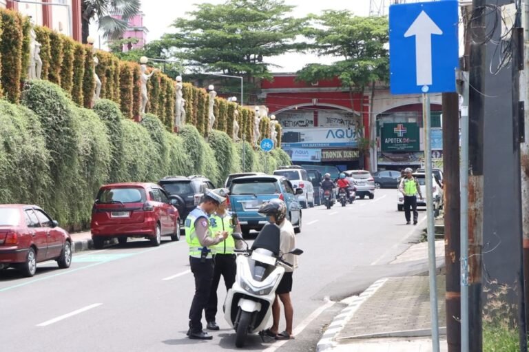 Operasi Zebra Candi 2025 oleh Polres Salatiga menindak 342 pelanggaran hingga 20 November 2025 untuk meningkatkan disiplin berlalu lintas. AKP Darmin menjelaskan penindakan dilakukan dengan tilang manual dan ETLE guna menekan risiko kecelakaan melalui kombinasi tindakan langsung dan penegakan hukum berbasis teknologi.