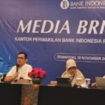 Inflasi Jawa Tengah mencapai 2,86 persen pada Oktober 2025, menurut Bank Indonesia. Seluruh kota pemantauan terdampak di wilayah Jateng pada periode tersebut. Kenaikan terjadi karena harga emas global, serta permintaan ayam dan cabai. Pengendalian dilakukan melalui koordinasi TPID, operasi pasar, dan digitalisasi transaksi.