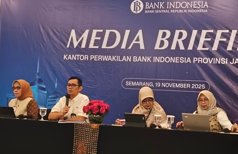 Inflasi Jawa Tengah mencapai 2,86 persen pada Oktober 2025, menurut Bank Indonesia. Seluruh kota pemantauan terdampak di wilayah Jateng pada periode tersebut. Kenaikan terjadi karena harga emas global, serta permintaan ayam dan cabai. Pengendalian dilakukan melalui koordinasi TPID, operasi pasar, dan digitalisasi transaksi.