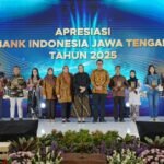 Bank Indonesia memberikan apresiasi kepada mitra strategis pada PTBI 2025. Jawa Tengah meraih penghargaan TPID Berkinerja Terbaik Jawa–Bali yang diterima Gubernur Ahmad Lutfie di Kantor Pusat BI, Jakarta, Jumat (28/11/2025), atas sinergi pengendalian inflasi, stabilitas ekonomi, dan penguatan UMKM.