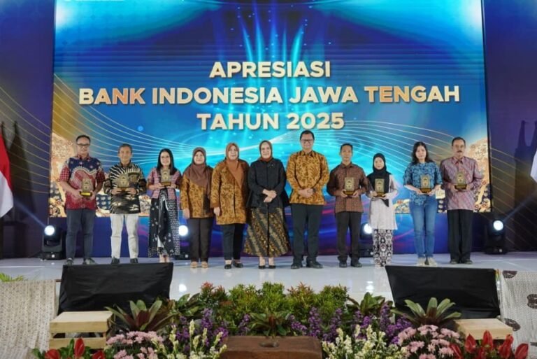 Bank Indonesia memberikan apresiasi kepada mitra strategis pada PTBI 2025. Jawa Tengah meraih penghargaan TPID Berkinerja Terbaik Jawa–Bali yang diterima Gubernur Ahmad Lutfie di Kantor Pusat BI, Jakarta, Jumat (28/11/2025), atas sinergi pengendalian inflasi, stabilitas ekonomi, dan penguatan UMKM.